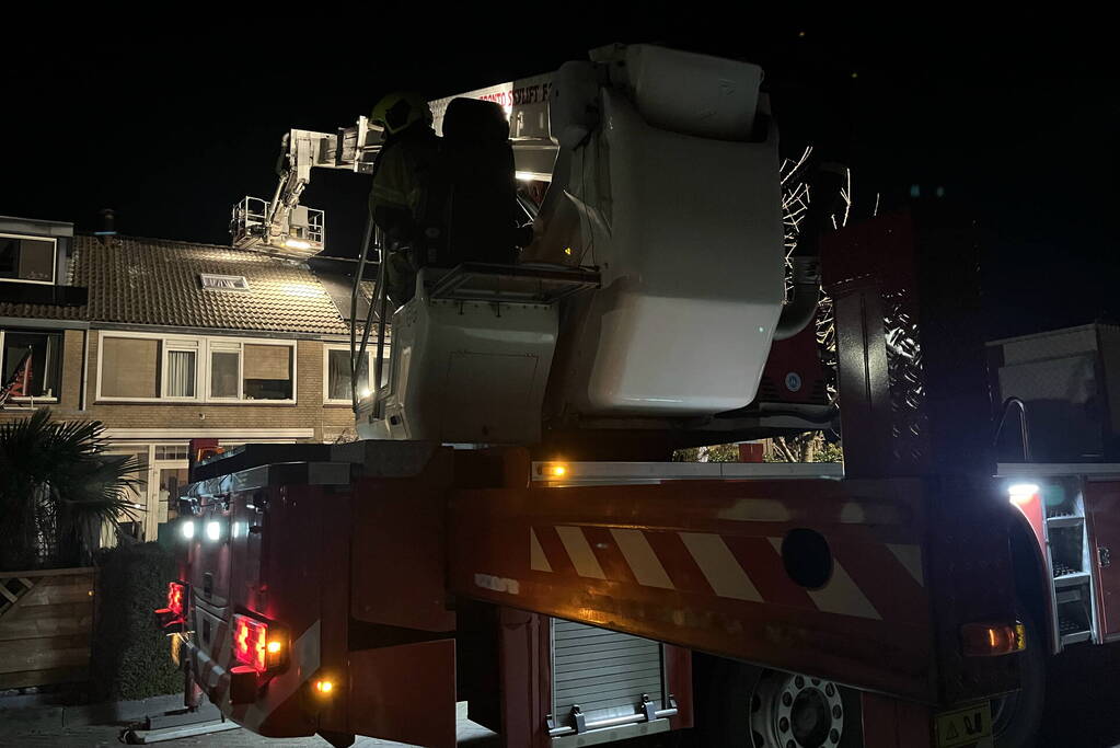 Brand op dak van woning