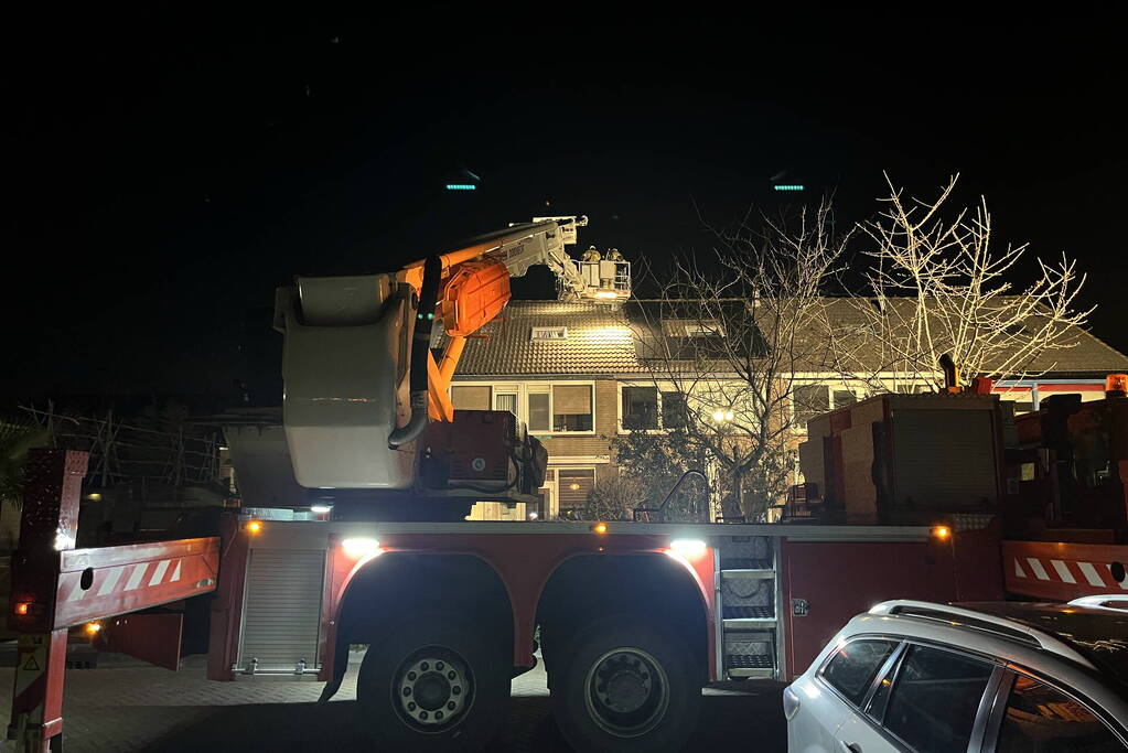 Brand op dak van woning