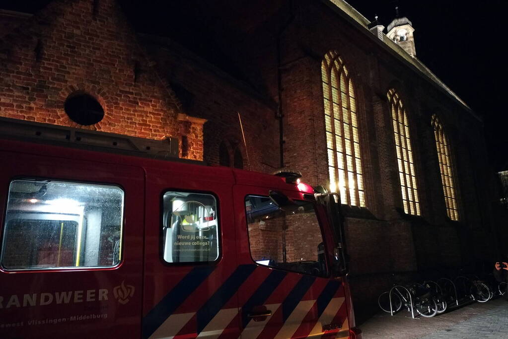 Brandweer onderzoekt gaslucht bij kerk