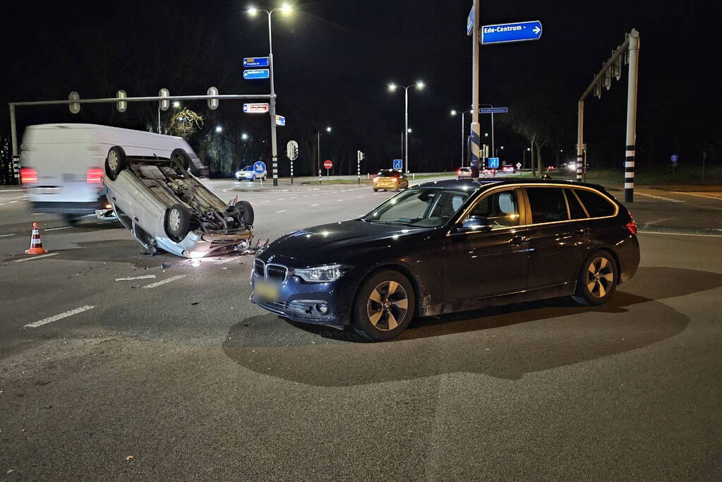 Auto belandt op zijn kop na ongeval