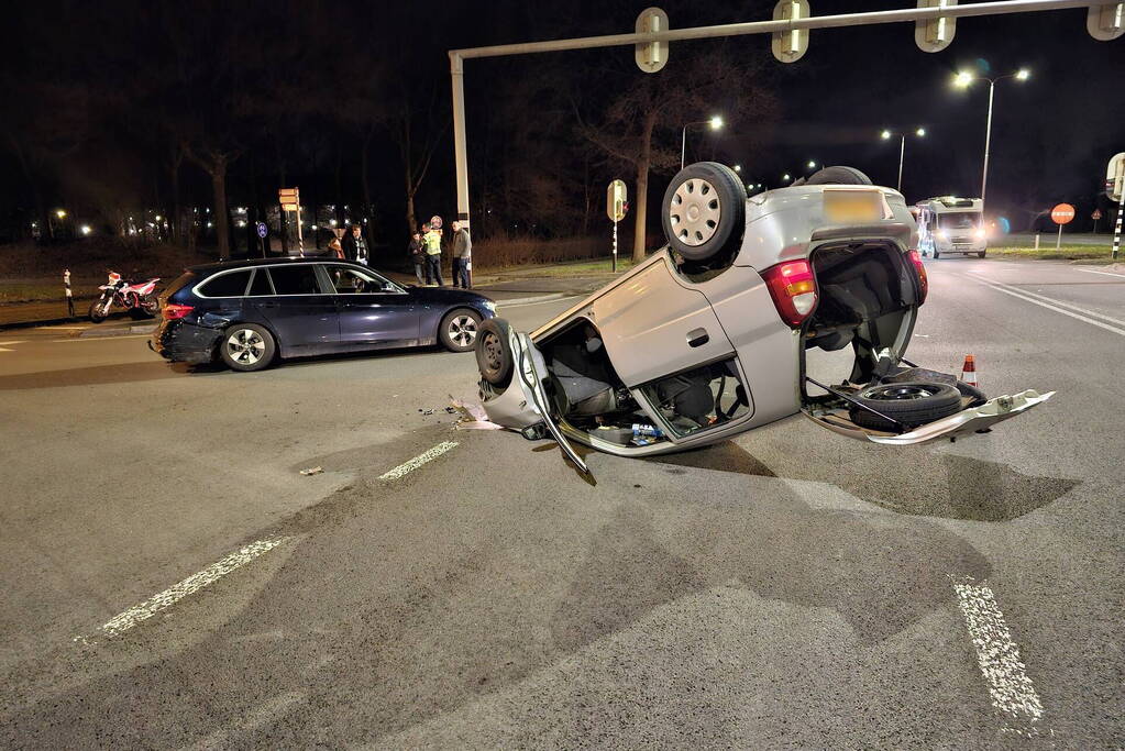 Auto belandt op zijn kop na ongeval