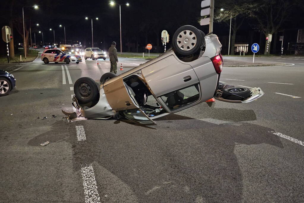 Auto belandt op zijn kop na ongeval