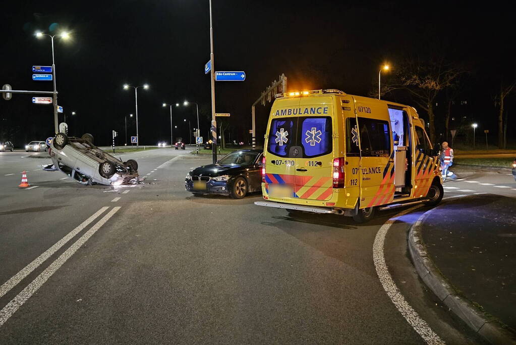 Auto belandt op zijn kop na ongeval