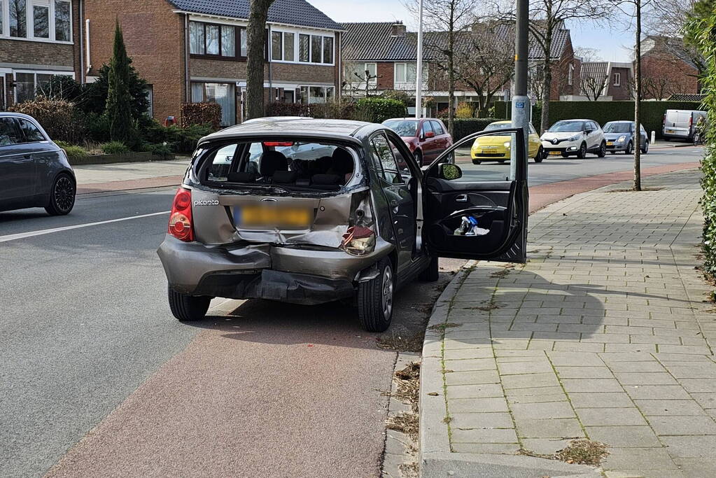 Flinke schade bij kop-staart botsing bij zebrapad