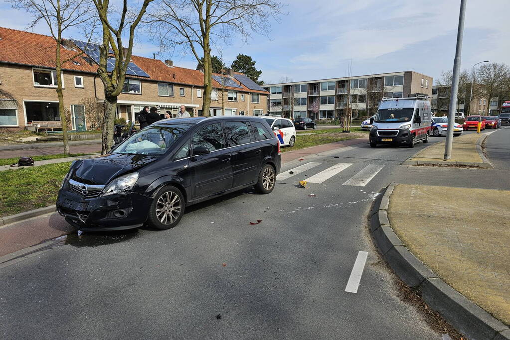 Flinke schade bij kop-staart botsing bij zebrapad