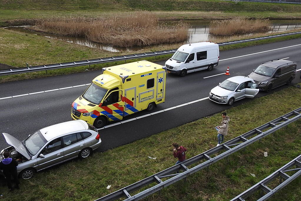 Bestelbus en drie personenwagens betrokken bij kettingbotsing