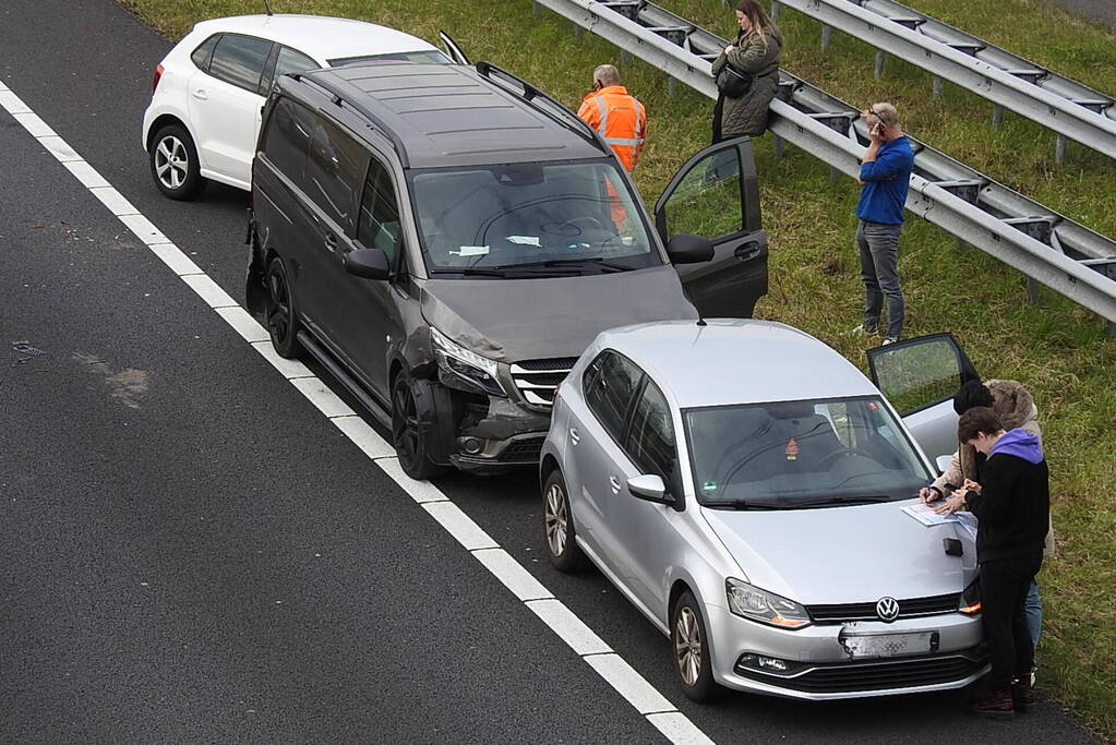 Bestelbus en drie personenwagens betrokken bij kettingbotsing