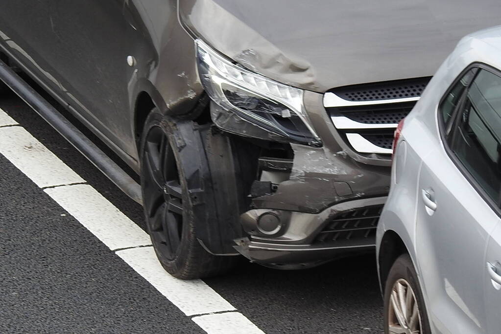Bestelbus en drie personenwagens betrokken bij kettingbotsing