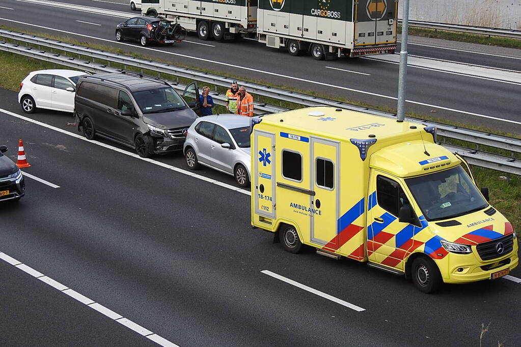 Bestelbus en drie personenwagens betrokken bij kettingbotsing