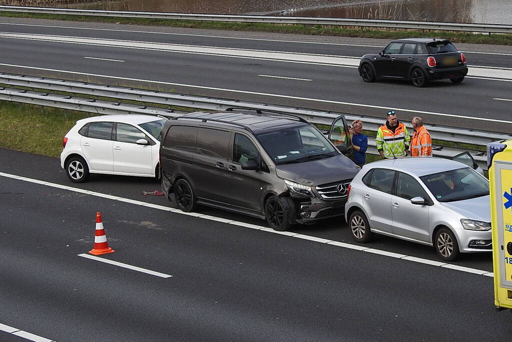 Bestelbus en drie personenwagens betrokken bij kettingbotsing