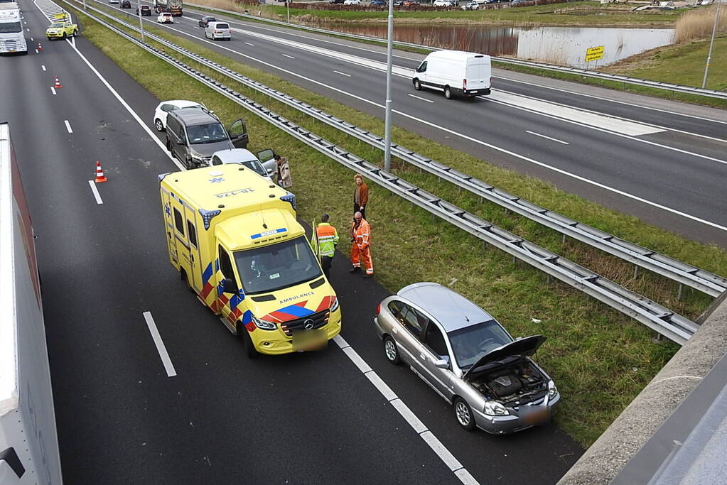 Bestelbus en drie personenwagens betrokken bij kettingbotsing