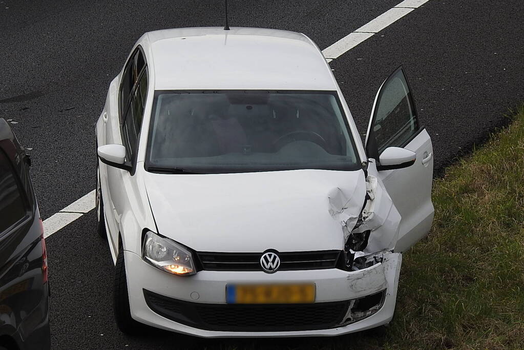 Bestelbus en drie personenwagens betrokken bij kettingbotsing