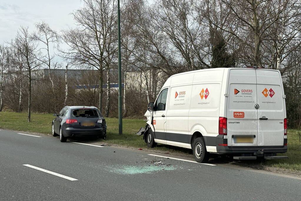 Bestelbus botst volle vaart op personenwagen
