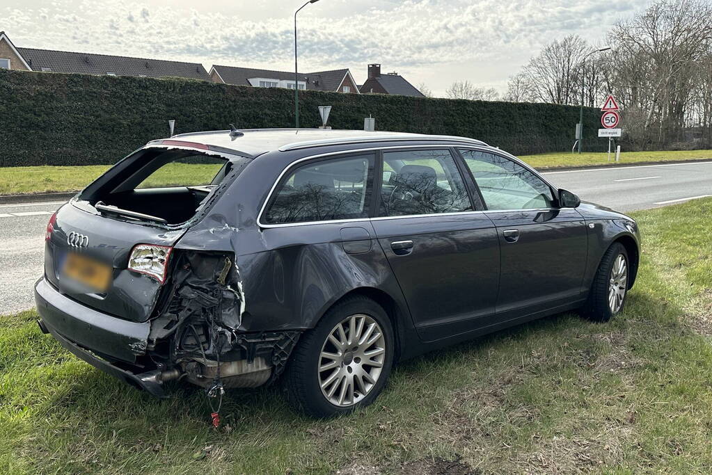 Bestelbus botst volle vaart op personenwagen
