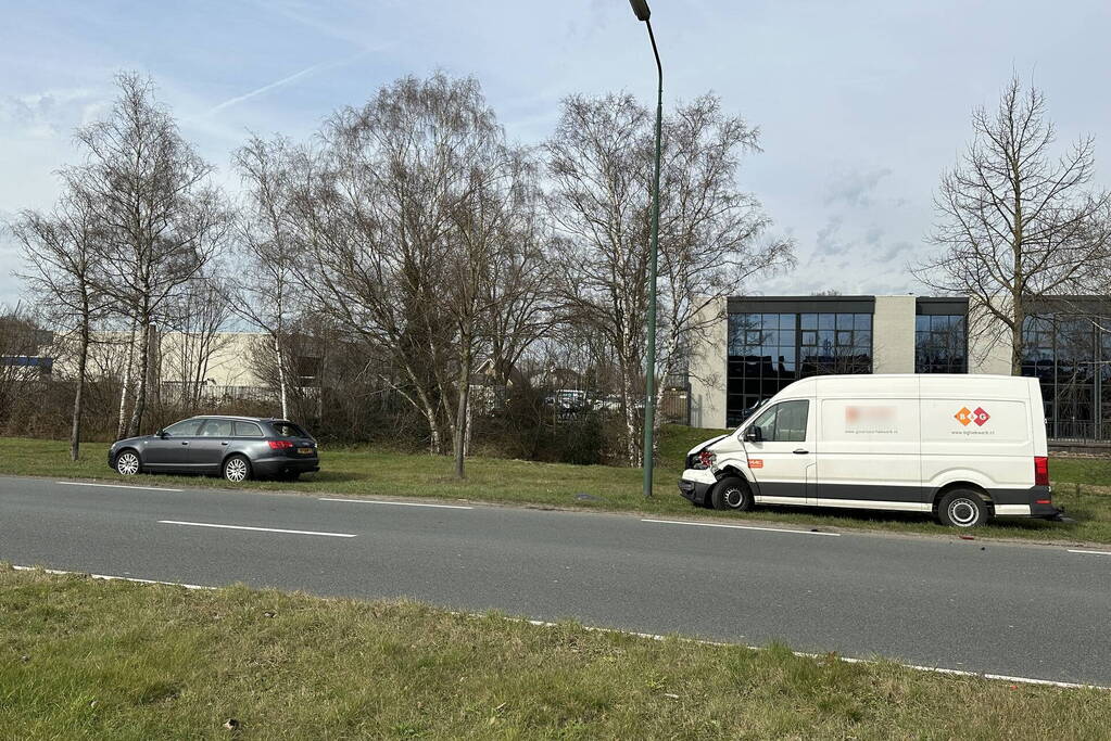 Bestelbus botst volle vaart op personenwagen