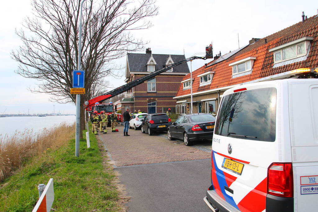 Persoon ademt rook in bij schoorsteenbrand