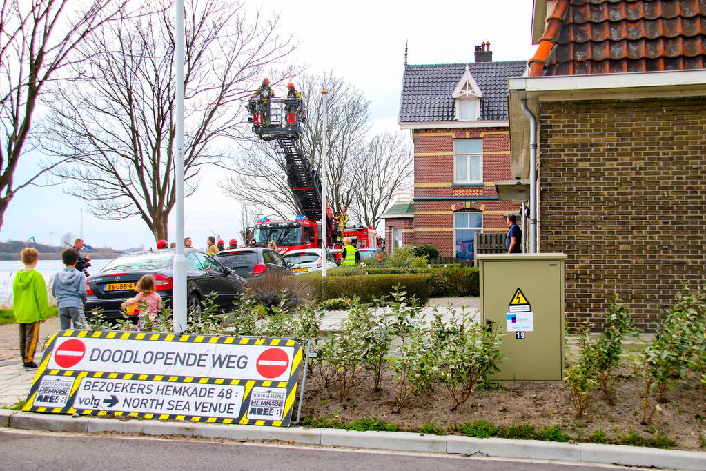 Persoon ademt rook in bij schoorsteenbrand