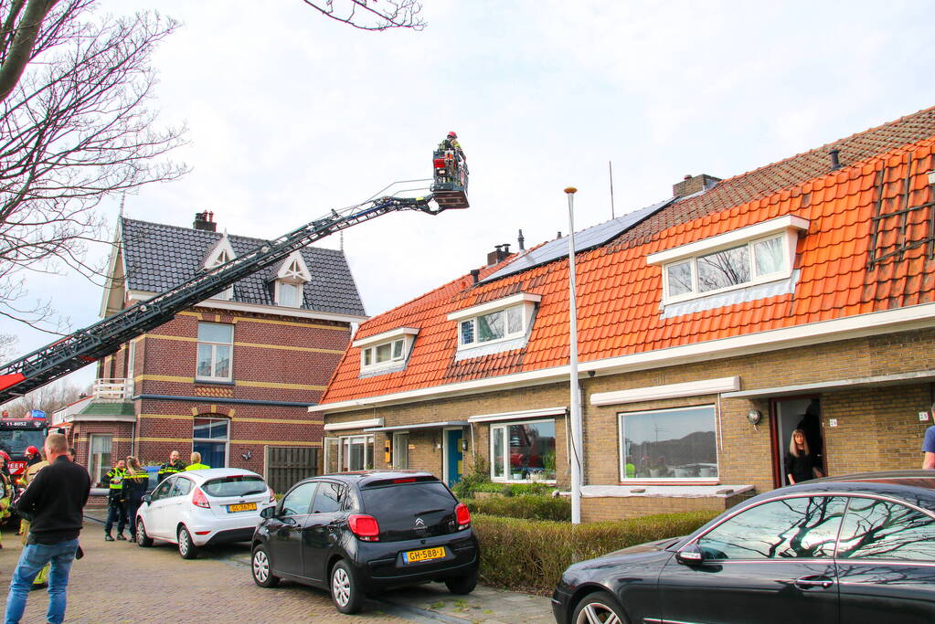 Persoon ademt rook in bij schoorsteenbrand