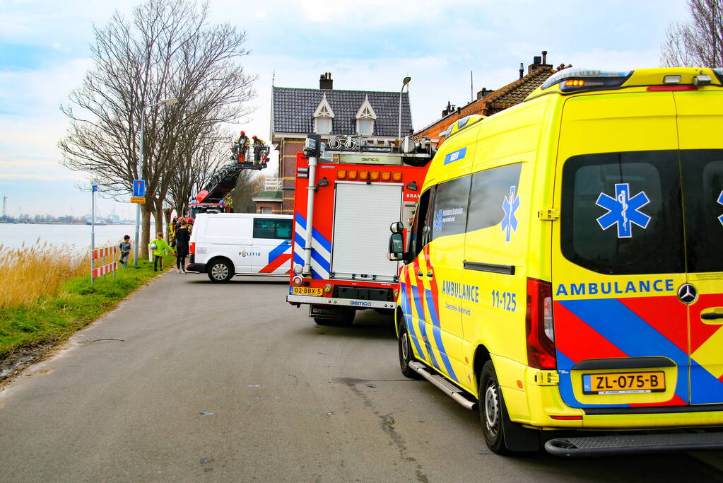 Persoon ademt rook in bij schoorsteenbrand