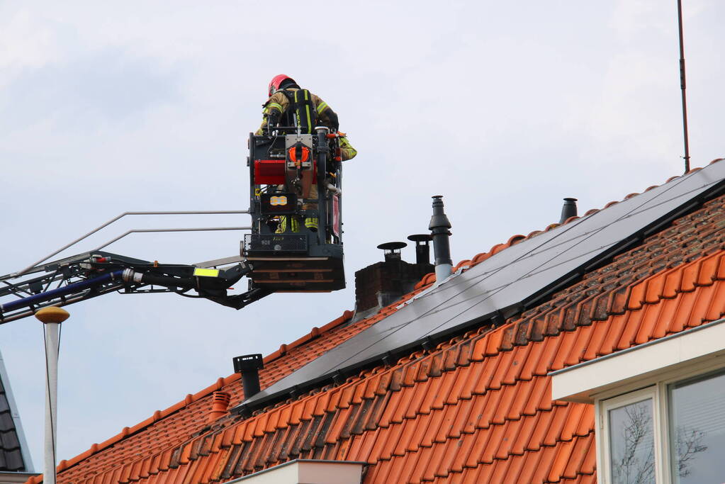 Persoon ademt rook in bij schoorsteenbrand