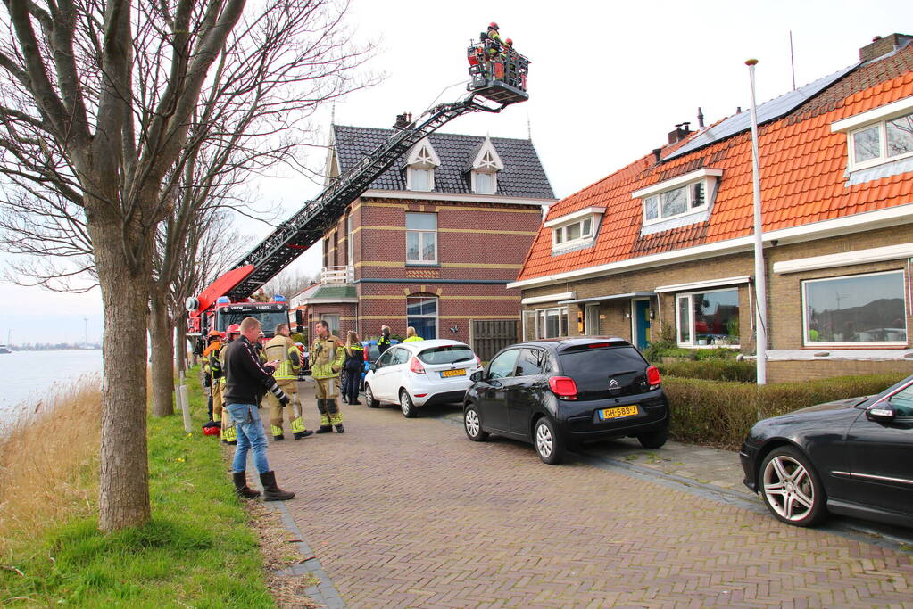 Persoon ademt rook in bij schoorsteenbrand