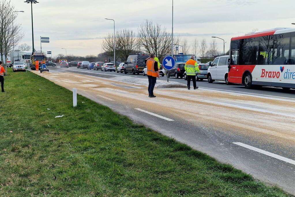 Vrachtwagen verliest gedeelte lading graan
