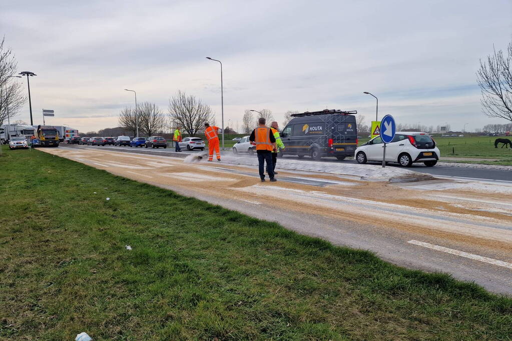 Vrachtwagen verliest gedeelte lading graan