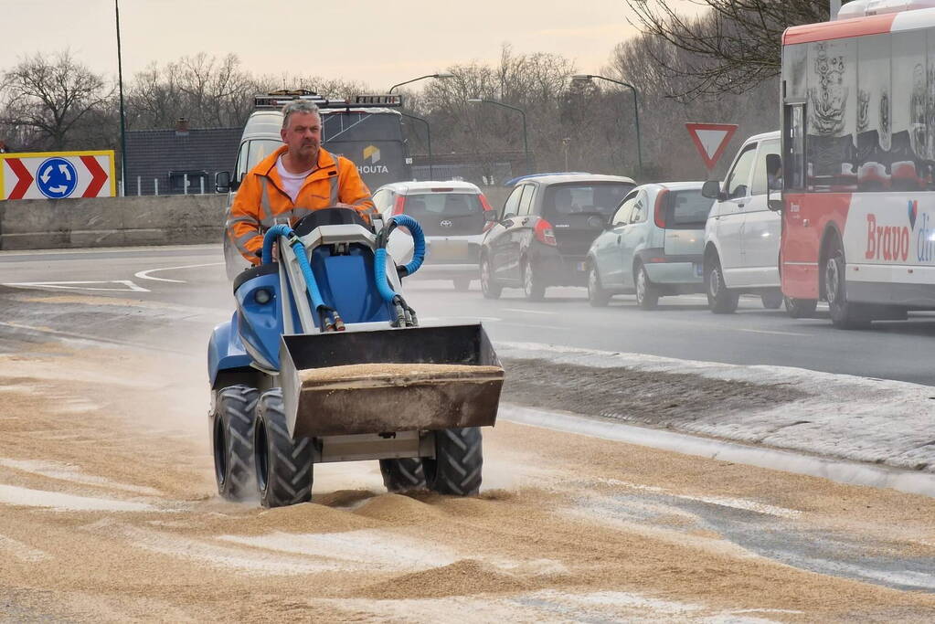 Vrachtwagen verliest gedeelte lading graan