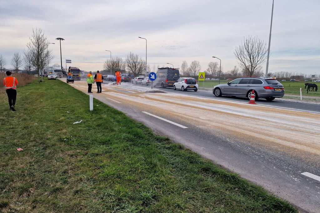 Vrachtwagen verliest gedeelte lading graan