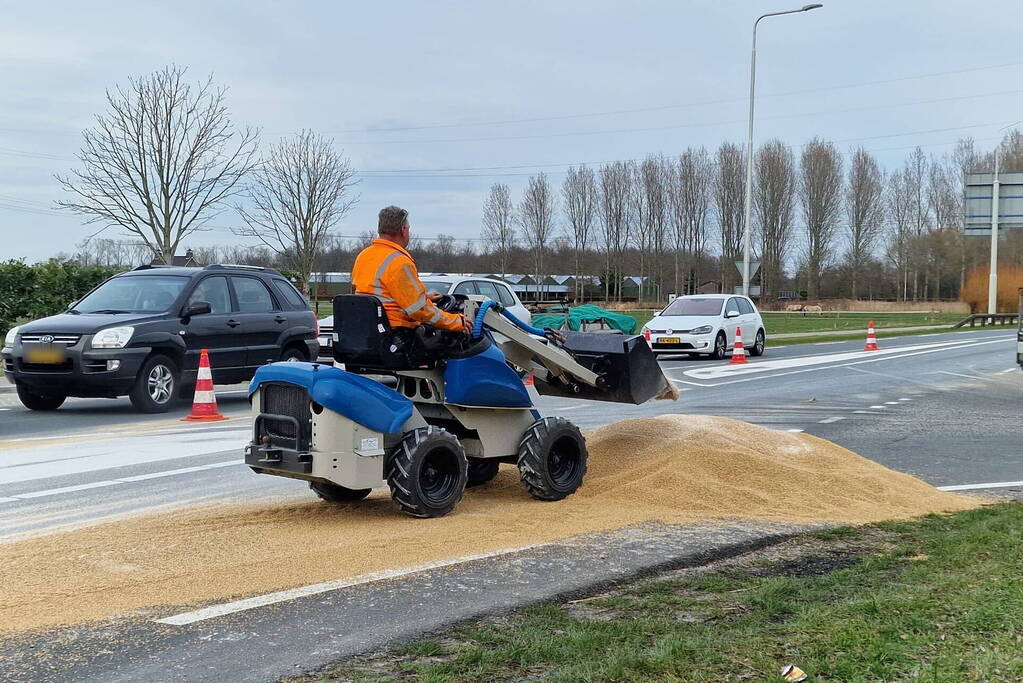 Vrachtwagen verliest gedeelte lading graan