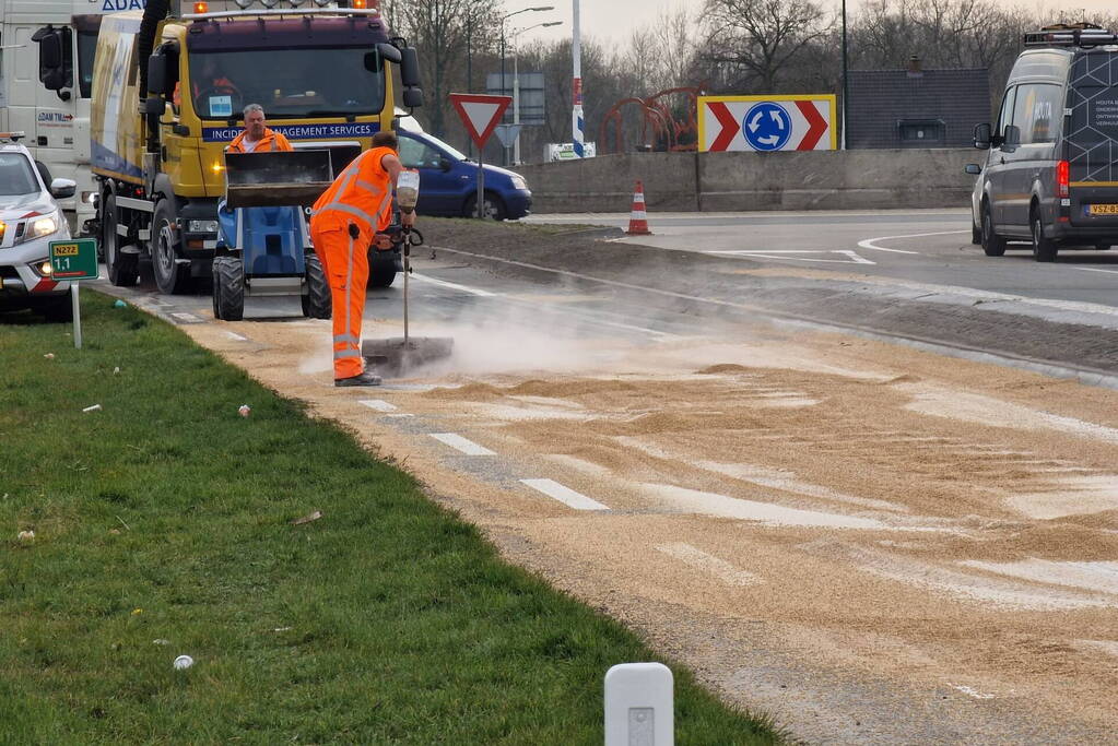 Vrachtwagen verliest gedeelte lading graan