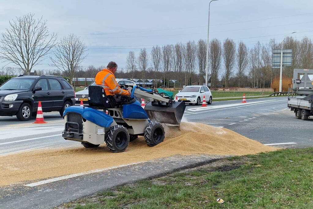 Vrachtwagen verliest gedeelte lading graan
