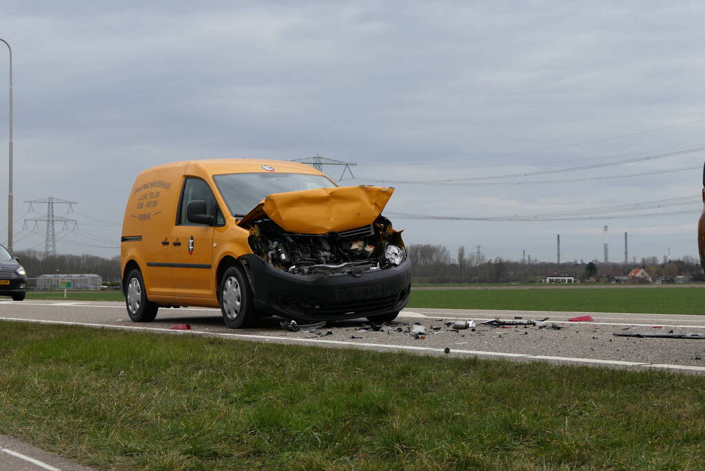 Flinke schade na botsing tussen drie voertuigen