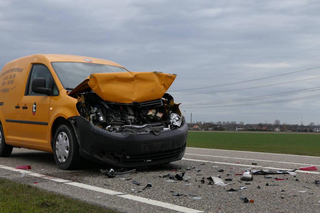 Flinke schade na botsing tussen drie voertuigen