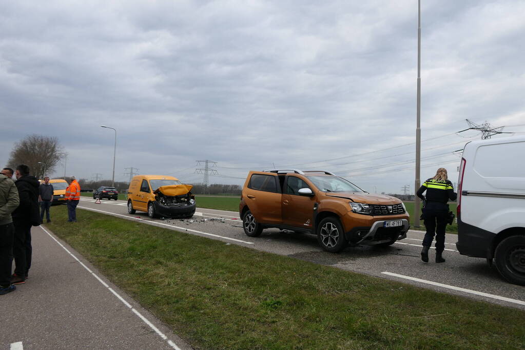 Flinke schade na botsing tussen drie voertuigen