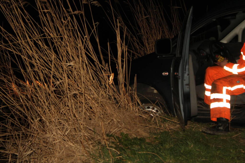 Brandweer ingezet nadat bus van weg raakt