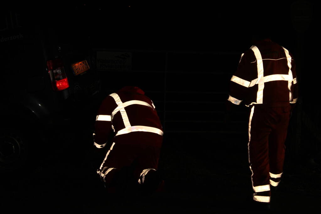 Brandweer ingezet nadat bus van weg raakt