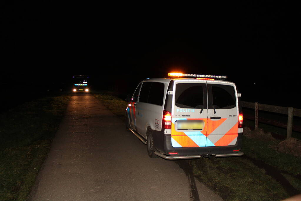 Brandweer ingezet nadat bus van weg raakt