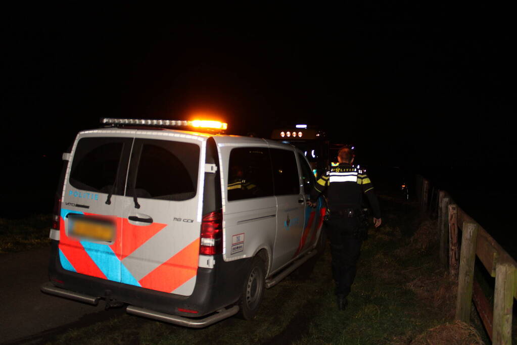 Brandweer ingezet nadat bus van weg raakt