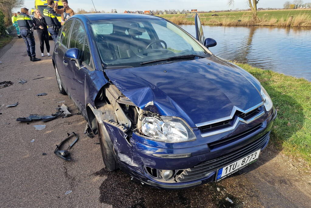 Scooter en personenwagen botsen frontaal