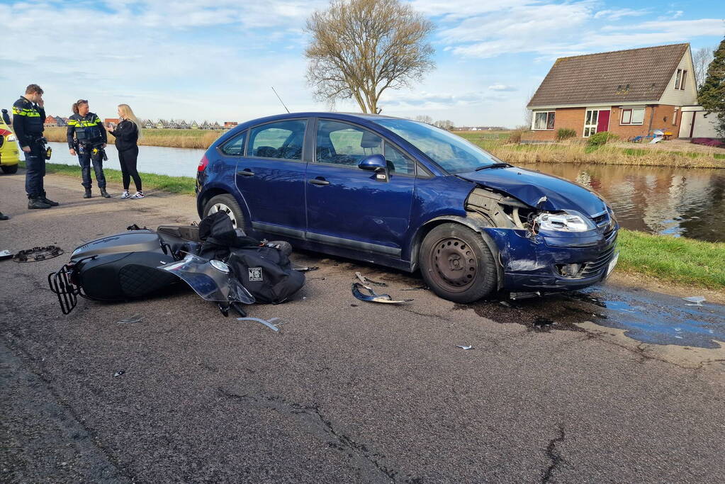 Scooter en personenwagen botsen frontaal