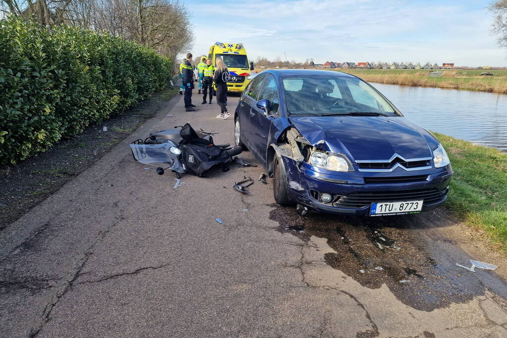 Scooter en personenwagen botsen frontaal
