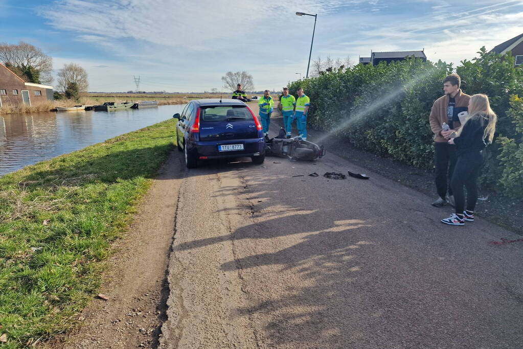 Scooter en personenwagen botsen frontaal