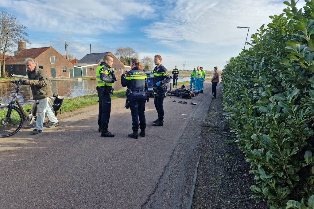 Scooter en personenwagen botsen frontaal