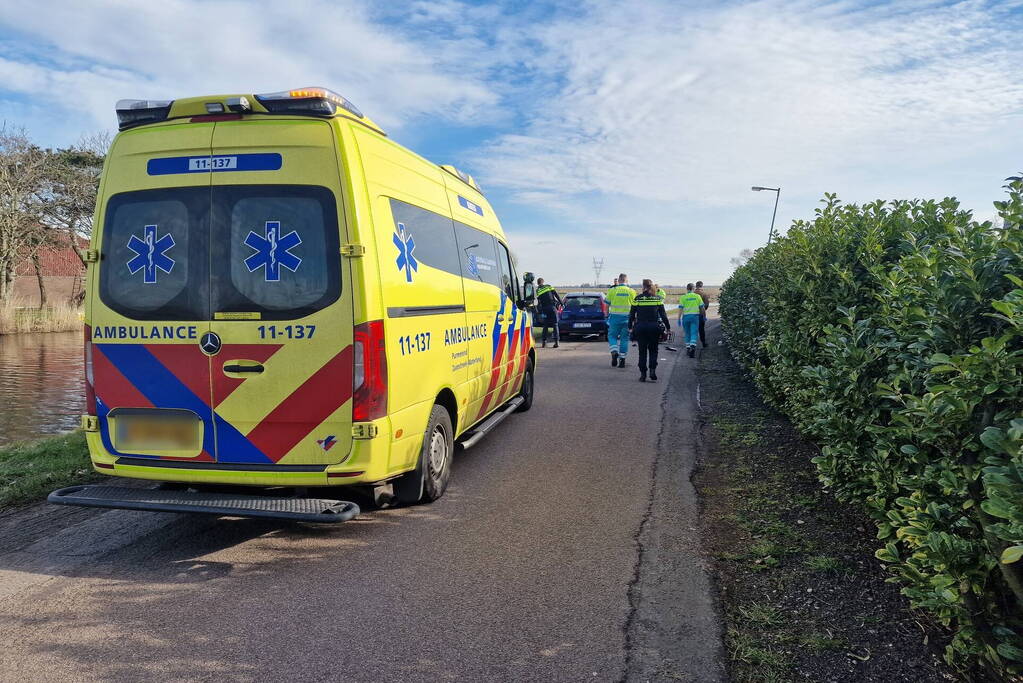 Scooter en personenwagen botsen frontaal