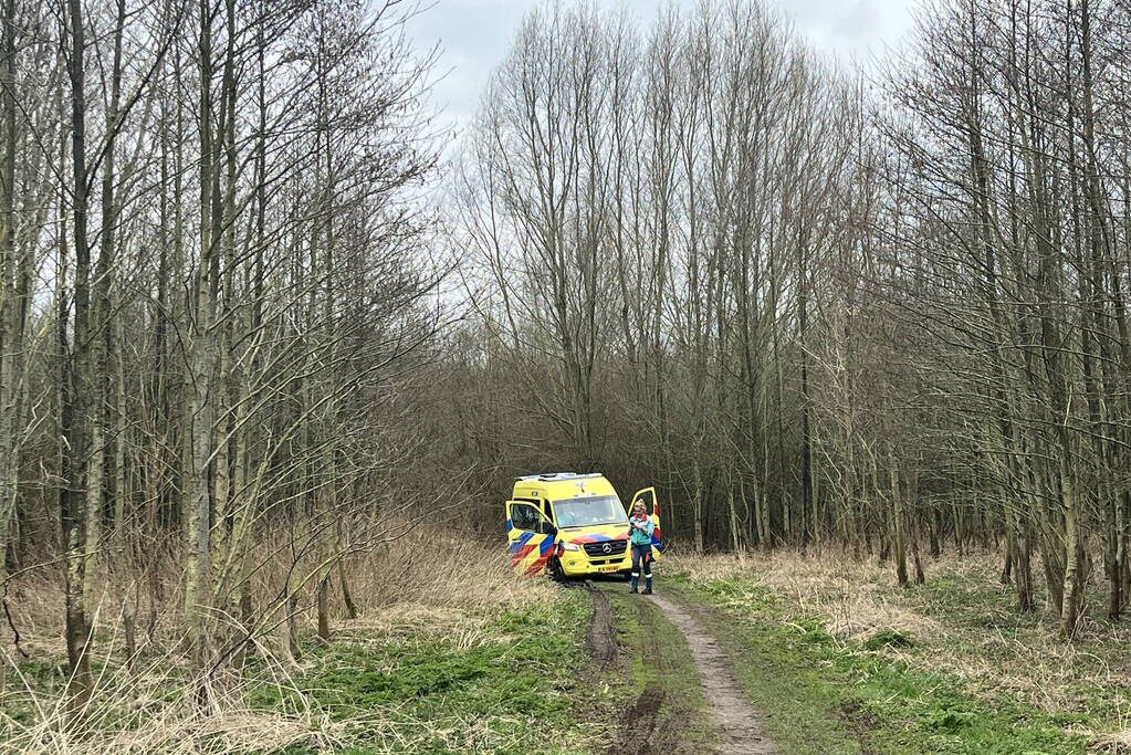 Brandweer en ambulance rijden vast bij spoed melding in bos