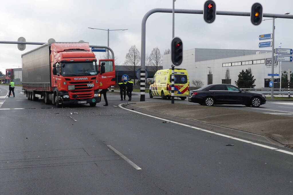Vrachtwagen en auto in botsing op kruising