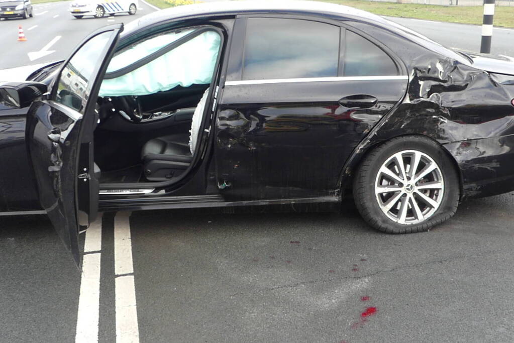 Vrachtwagen en auto in botsing op kruising