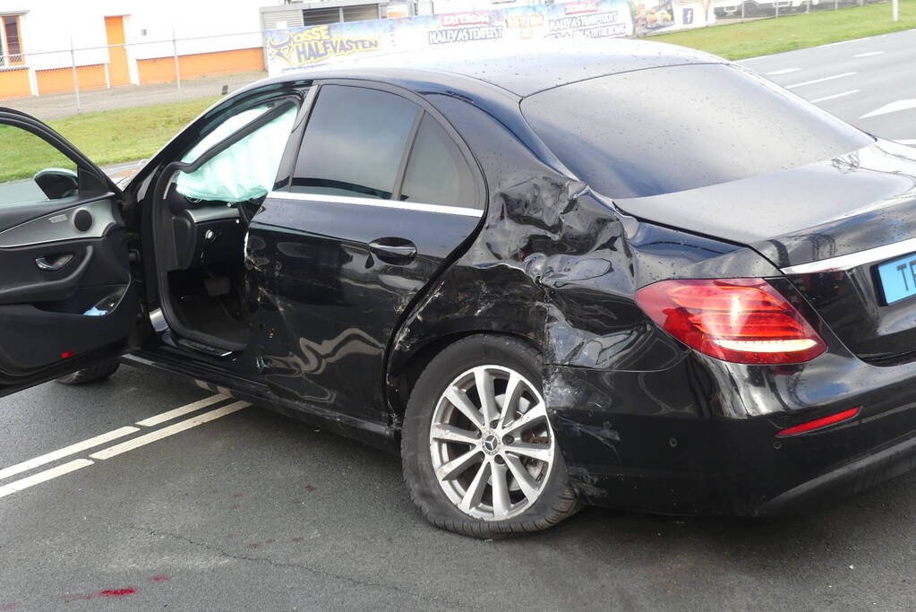 Vrachtwagen en auto in botsing op kruising