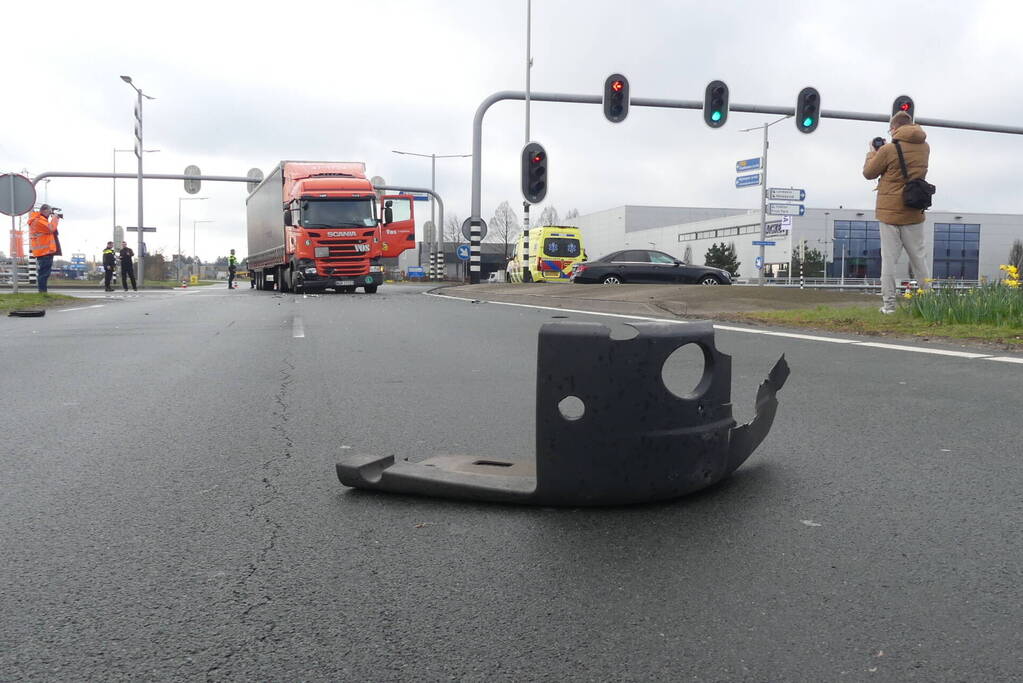 Vrachtwagen en auto in botsing op kruising